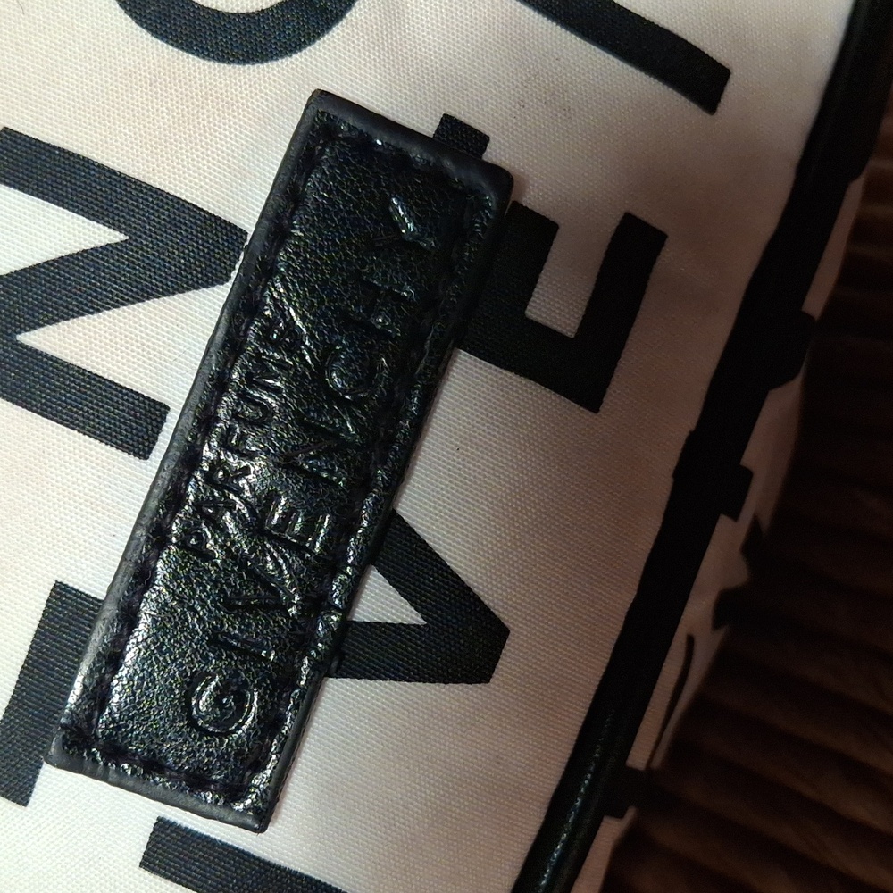 GIVENCHY cosmetic case. - Picture 2 of 8